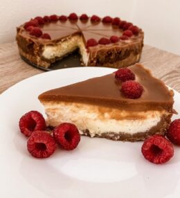 Cheesecake so slaným karamelom – Recept