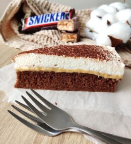 Domáca Snickers torta poteší milovníkov Snickers tyčiniek – Recept