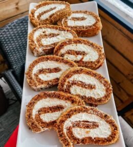 Mrkvová roláda s citrónovým krémom – jemná, vláčna a jednoduchá