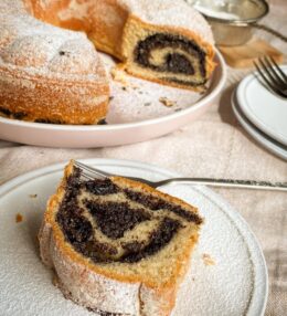 Kysnutá bábovka s makom a slivkami – vláčny domáci recept