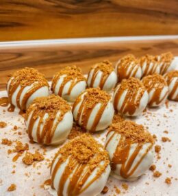 Lotus guľky zo 4 ingrediencií – rýchly nepečený dezert s bielou čokoládou