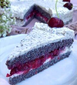 Makovo-čerešňová torta – šťavnatý makový koláč s tvarohovým krémom