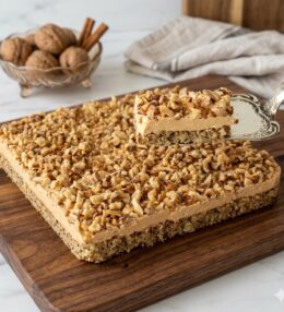 Babičkine orieškové rezy s karamelovým krémom – najlepší domáci koláč