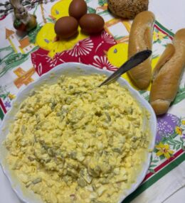 Babkin vajíčkový šalát – tradičný krémový recept ako od babky