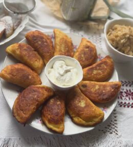 Babičkine pečené pirohy s kyslou kapustou – tradičný recept zo zemiakového cesta