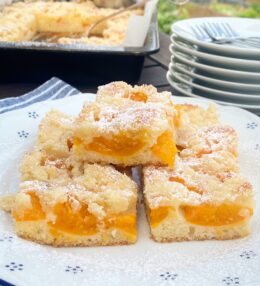 Rýchly jogurtový koláč s marhuľami a posýpkou – jednoduchý recept za pár minút
