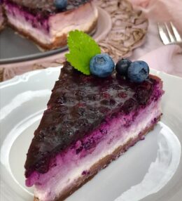 Čučoriedkový cheesecake s tvarohom a kakaovým korpusom