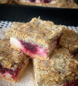 Sypaný tvarohový koláč so slivkami a makom – jednoduchý recept
