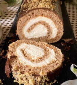 Orechovo-kávová roláda s mascarpone krémom a čokoládou